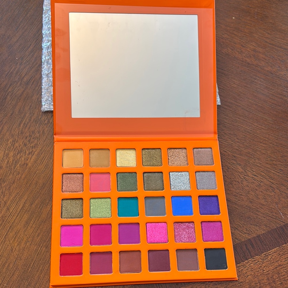 Sassy Jones Maasai Palette with Bold Colors, Makeup Remover Wipes, Lip Liner - Picture 6 of 10